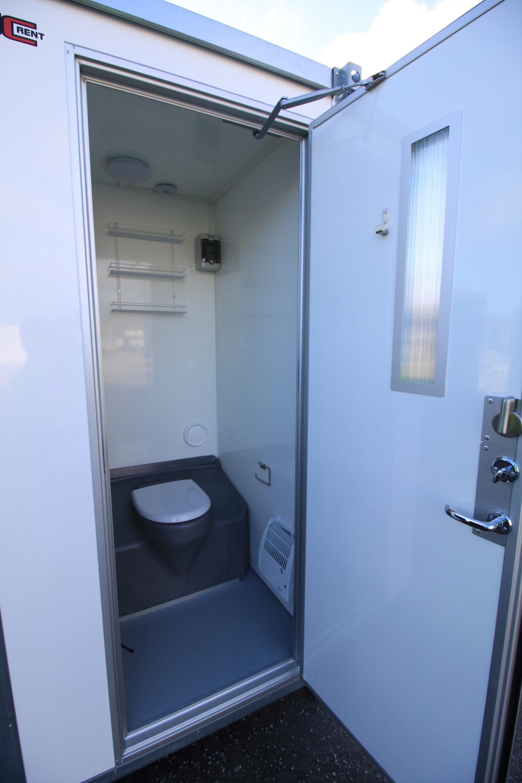 Soojustatud 1 kohaline WC soojak, kogumispaagiga 220L