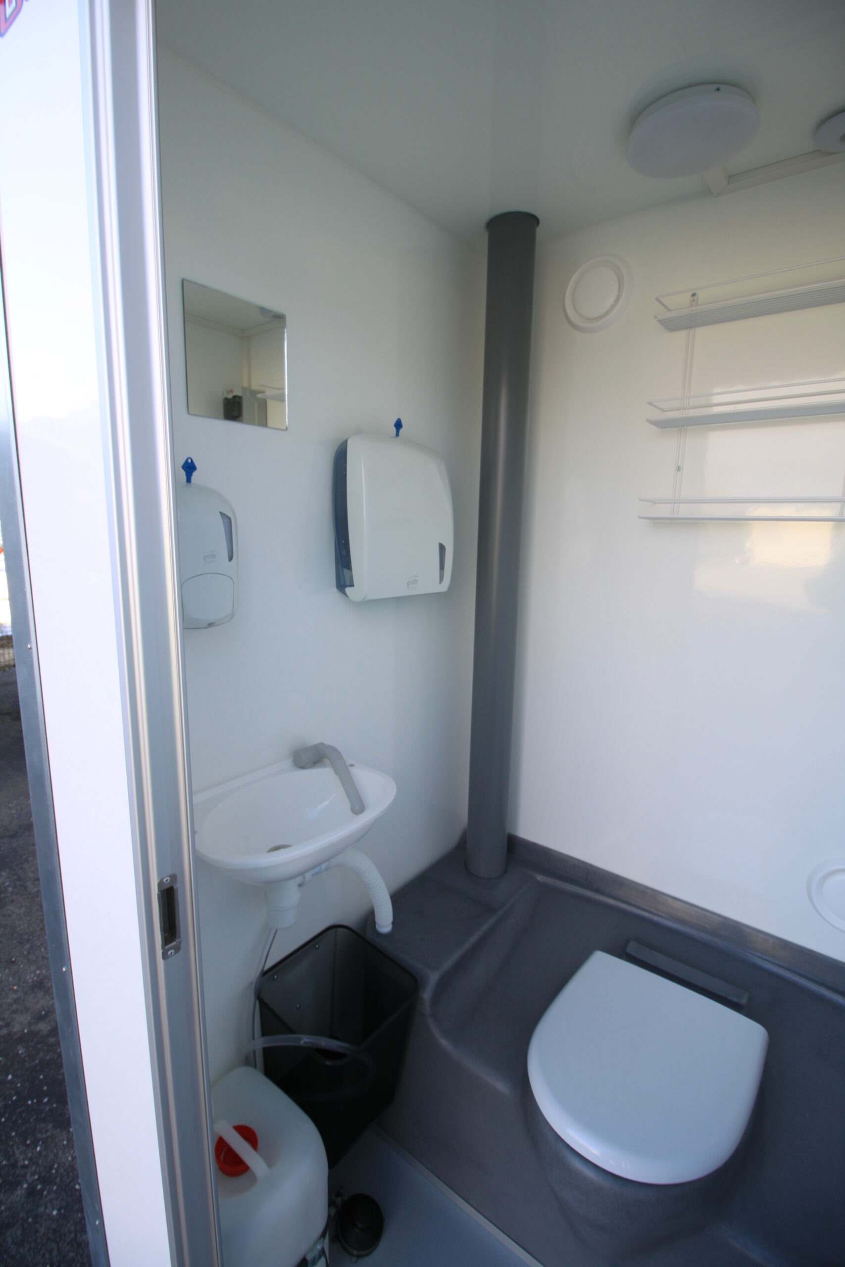 Soojustatud 1 kohaline WC soojak, kogumispaagiga 220L