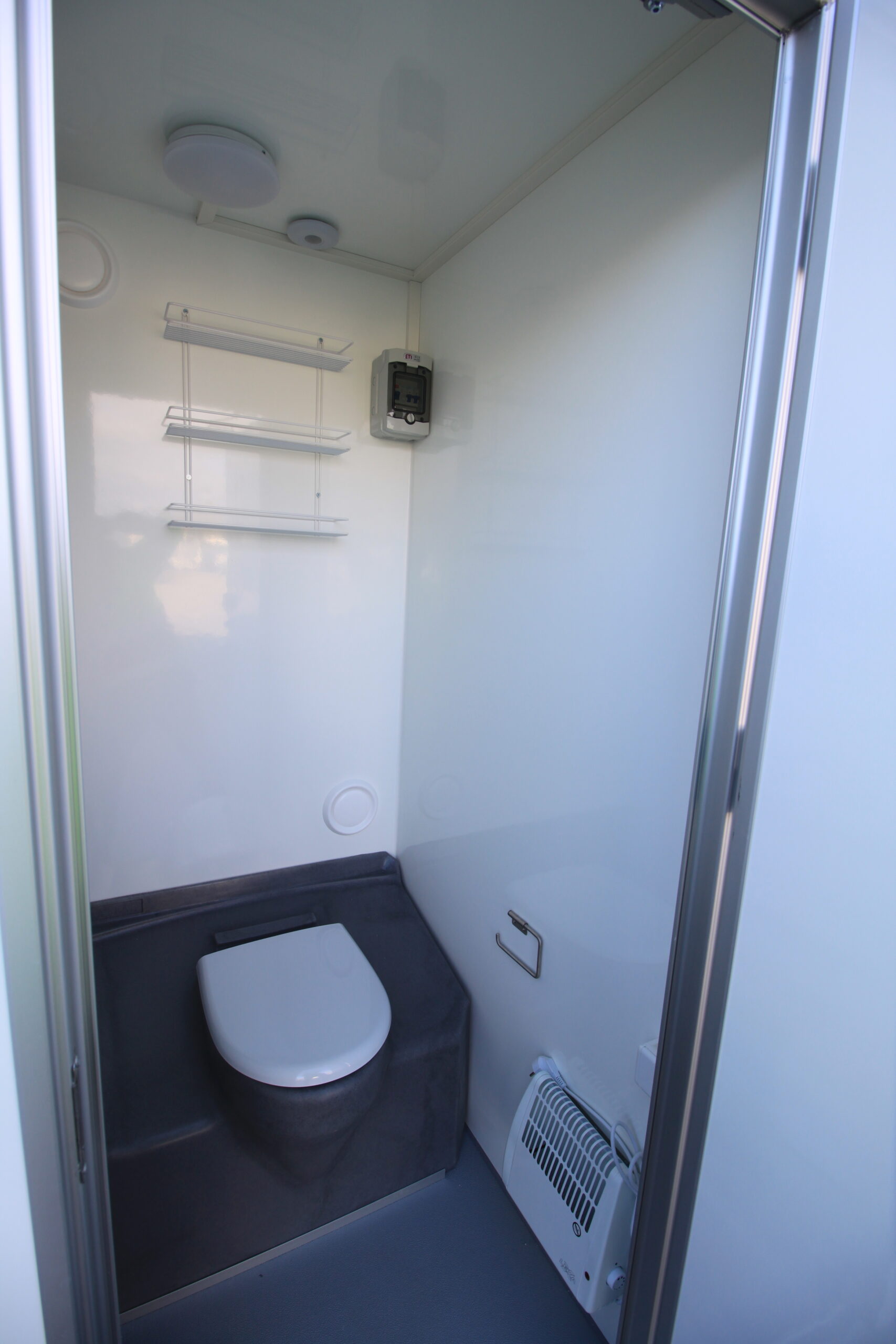 Soojustatud 1 kohaline WC soojak, kogumispaagiga 220L