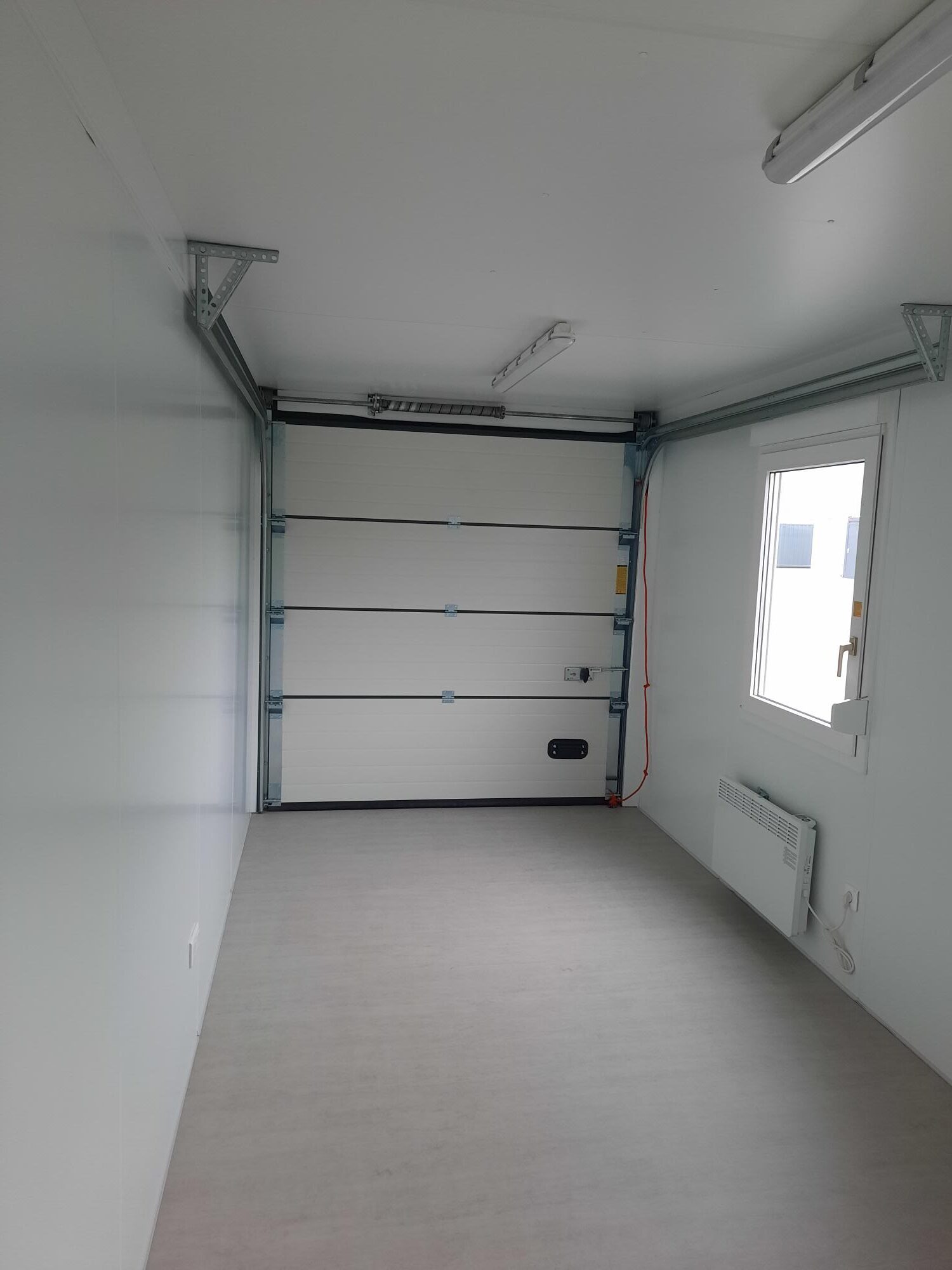 Containex 2,4x6m toimisto- ja työmaakontti, PU seinäeristys, autotallin ovi, tummanharmaa RAL 7016