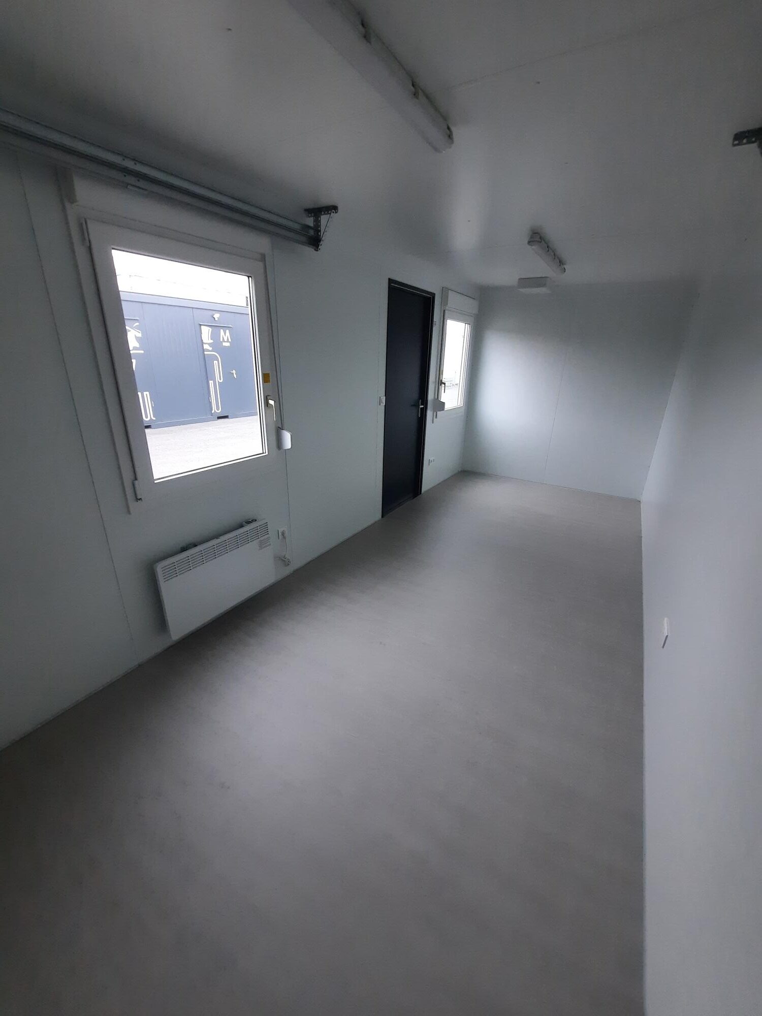 Containex 2,4x6m toimisto- ja työmaakontti, PU seinäeristys, autotallin ovi, tummanharmaa RAL 7016